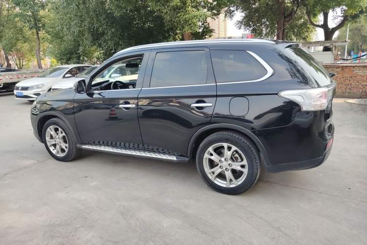 Used Mitsubishi Outlander 2014 2.4L 4x4 Deluxe Value Edition 7 Seats Exterior 3