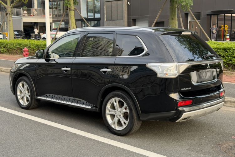 Used Mitsubishi Outlander 2014 2.4L 4x4 Deluxe Value Edition 5 Seats Exterior 4