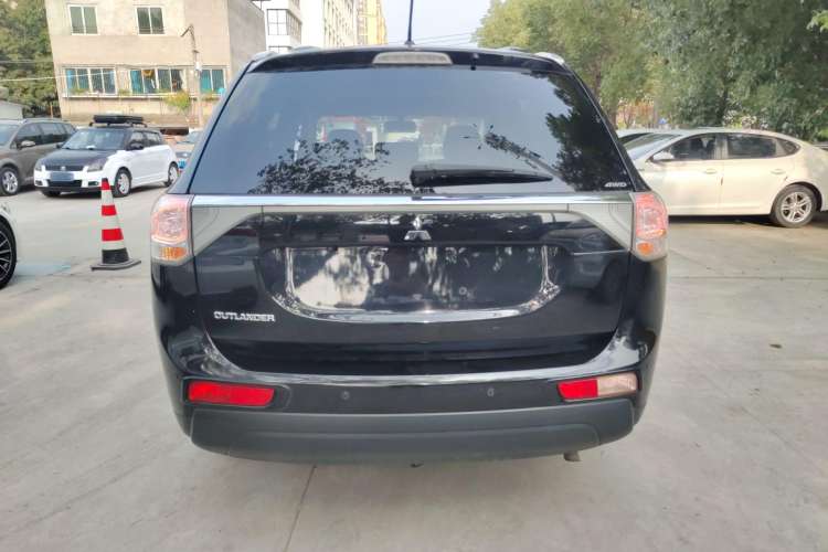 Used Mitsubishi Outlander 2014 2.4L 4x4 Deluxe Value Edition 7 Seats Exterior 4