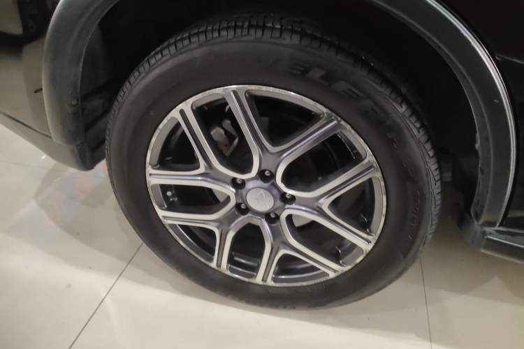Used Mitsubishi Outlander 2014 2.4L 4x4 Deluxe Value Edition 7 Seats Exterior 5