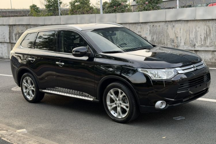 Used Mitsubishi Outlander 2014 2.4L 4x4 Deluxe Value Edition 5 Seats Exterior 5