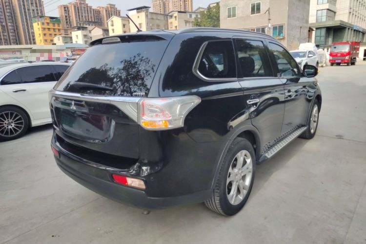 Used Mitsubishi Outlander 2014 2.4L 4x4 Deluxe Value Edition 7 Seats Exterior 5