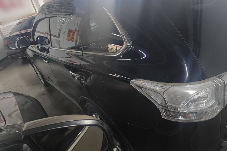 Used Mitsubishi Outlander 2014 2.4L 4x4 Deluxe Value Edition 5 Seats Exterior 5