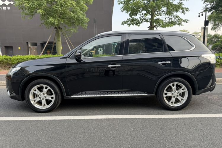 Used Mitsubishi Outlander 2014 2.4L 4x4 Deluxe Value Edition 5 Seats Exterior 6