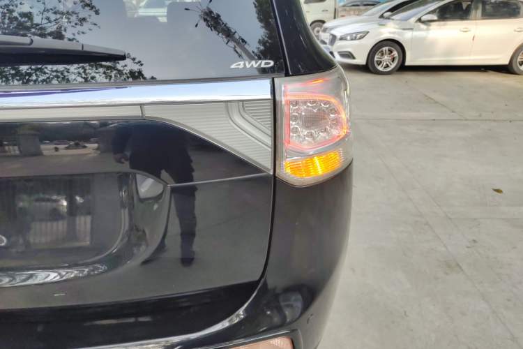 Used Mitsubishi Outlander 2014 2.4L 4x4 Deluxe Value Edition 7 Seats Exterior 6