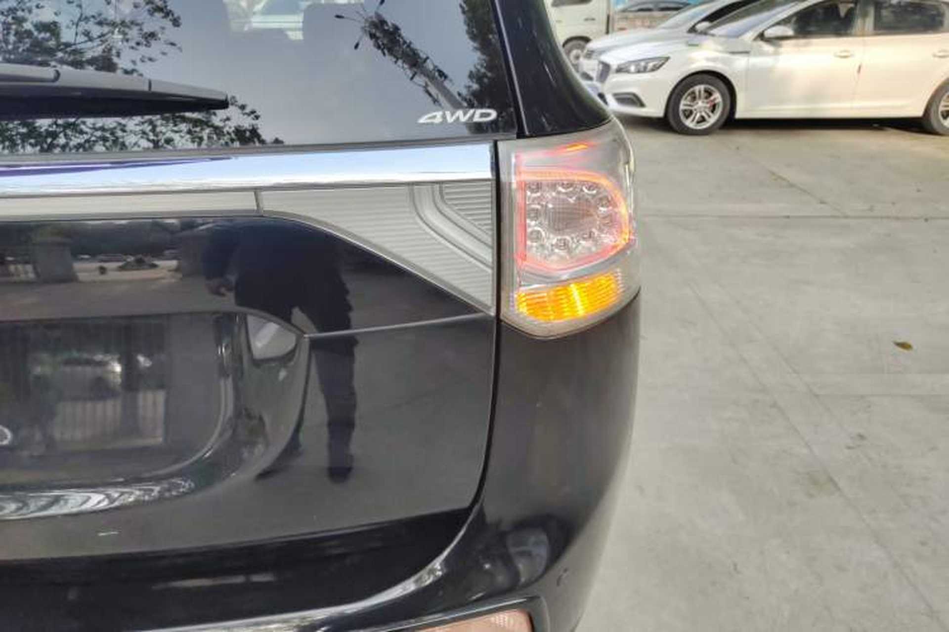 Used Mitsubishi Outlander 2014 2.4L 4x4 Deluxe Value Edition 7 Seats Exterior 6