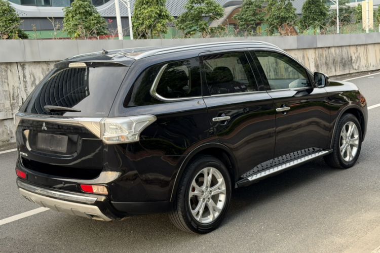 Used Mitsubishi Outlander 2014 2.4L 4x4 Deluxe Value Edition 5 Seats Exterior 8