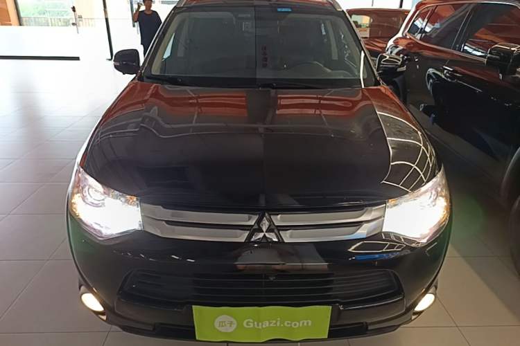 Used Mitsubishi Outlander 2014 2.4L 4x4 Deluxe Value Edition 7 Seats Front