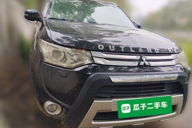 Used Mitsubishi Outlander 2014 2.4L 4x4 Deluxe Value Edition 5 Seats Front Right 45 Deg
