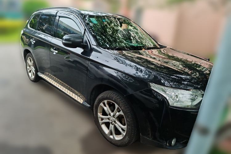 Used Mitsubishi Outlander 2014 2.4L 4x4 Deluxe Value Edition 5 Seats Front Right 45 Deg
