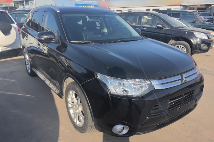 Used Mitsubishi Outlander 2014 2.4L 4x4 Deluxe Value Edition 5 Seats Front Right 45 Deg