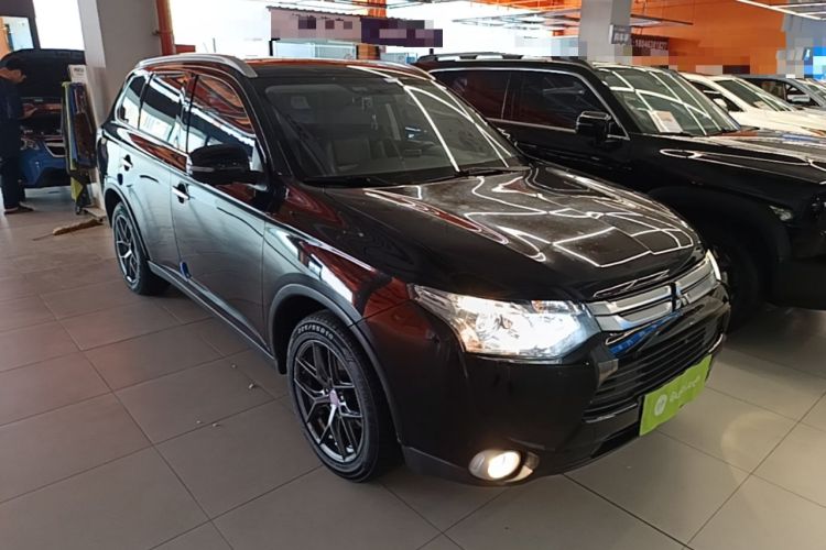 Used Mitsubishi Outlander 2014 2.4L 4x4 Deluxe Value Edition 7 Seats Front Right 45 Deg