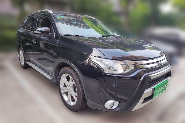 Used Mitsubishi Outlander 2014 2.4L 4x4 Deluxe Value Edition 7 Seats Front Right 45 Deg