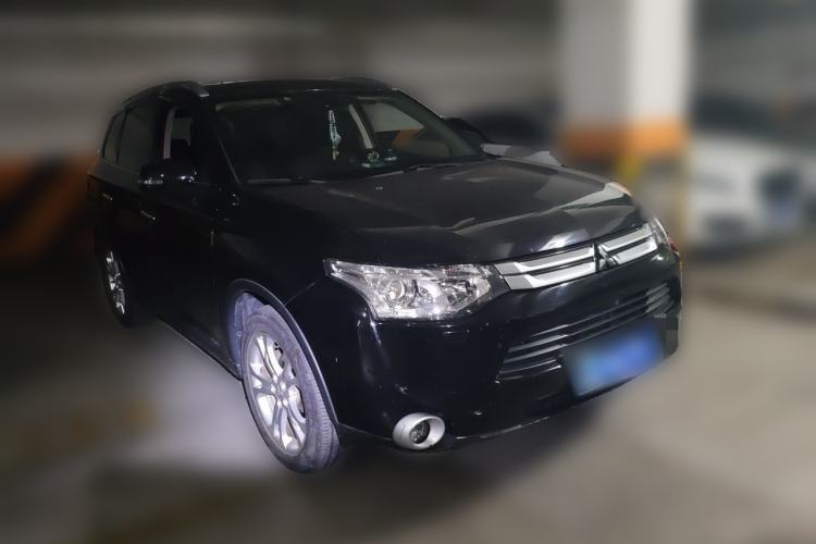 Used Mitsubishi Outlander 2014 2.4L 4x4 Deluxe Value Edition 5 Seats Front Right 45 Deg
