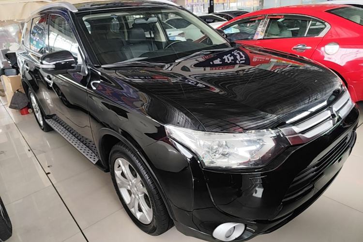 Used Mitsubishi Outlander 2014 2.4L 4x4 Deluxe Value Edition 5 Seats Front Right 45 Deg