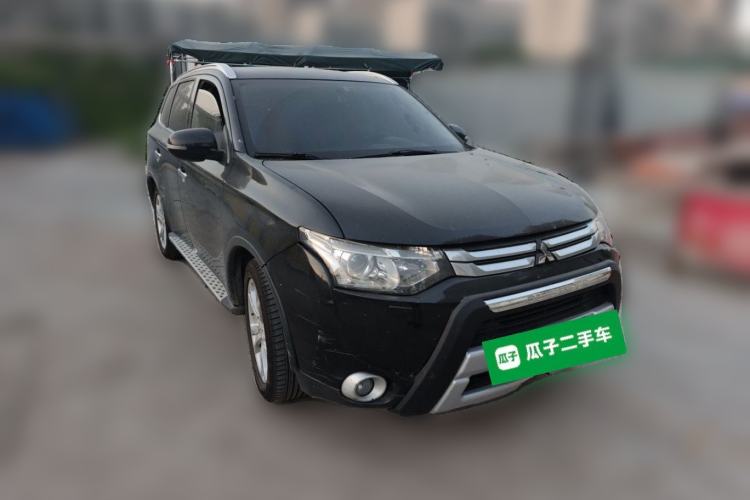 Used Mitsubishi Outlander 2014 2.4L 4x4 Deluxe Value Edition 7 Seats Front Right 45 Deg
