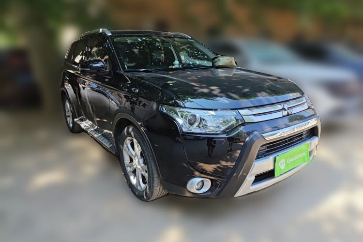 Used Mitsubishi Outlander 2014 2.4L 4x4 Deluxe Value Edition 5 Seats Front Right 45 Deg