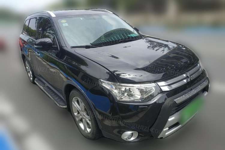 Used Mitsubishi Outlander 2014 2.4L 4x4 Deluxe Value Edition 7 Seats Front Right 45 Deg
