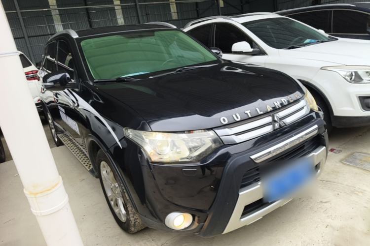 Used Mitsubishi Outlander 2014 2.4L 4x4 Deluxe Value Edition 5 Seats Front Right 45 Deg