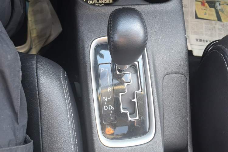 Used Mitsubishi Outlander 2014 2.4L 4x4 Deluxe Value Edition 5 Seats Gear Lever
