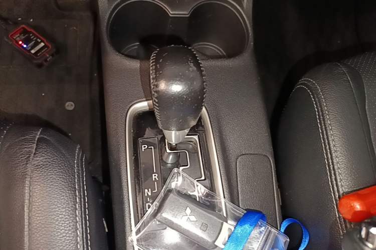 Used Mitsubishi Outlander 2014 2.4L 4x4 Deluxe Value Edition 7 Seats Gear Lever