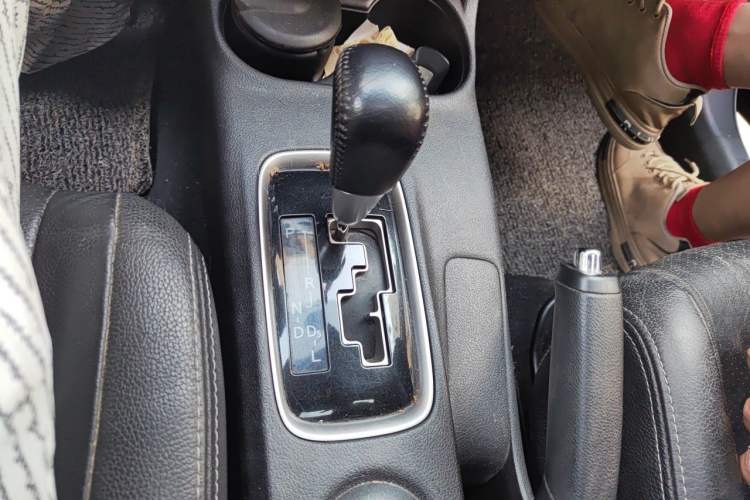 Used Mitsubishi Outlander 2014 2.4L 4x4 Deluxe Value Edition 7 Seats Gear Lever