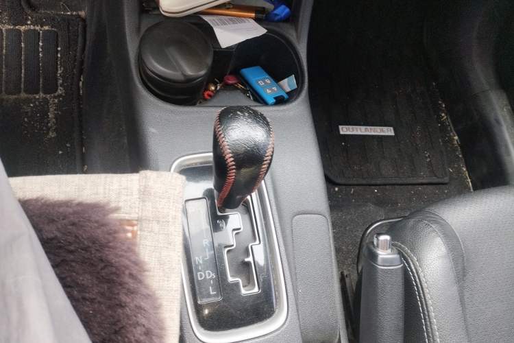 Used Mitsubishi Outlander 2014 2.4L 4x4 Deluxe Value Edition 5 Seats Gear Lever