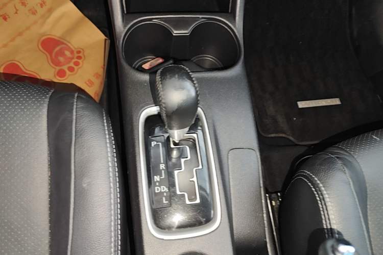 Used Mitsubishi Outlander 2014 2.4L 4x4 Deluxe Value Edition 5 Seats Gear Lever