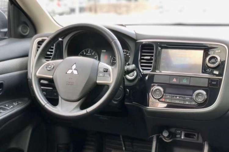 Used Mitsubishi Outlander 2014 2.4L 4x4 Deluxe Value Edition 5 Seats Interior 1