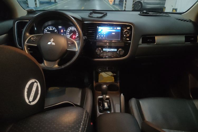 Used Mitsubishi Outlander 2014 2.4L 4x4 Deluxe Value Edition 5 Seats Interior 2