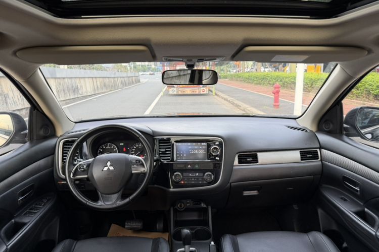 Used Mitsubishi Outlander 2014 2.4L 4x4 Deluxe Value Edition 5 Seats Interior 2