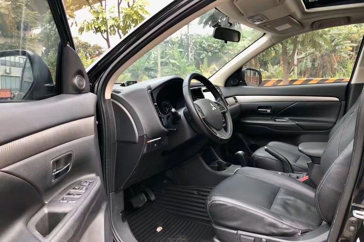 Used Mitsubishi Outlander 2014 2.4L 4x4 Deluxe Value Edition 5 Seats Interior 2