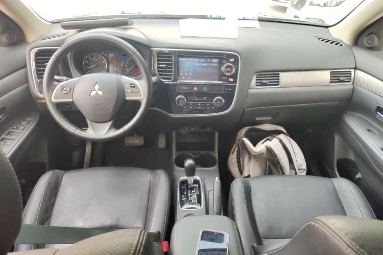 Used Mitsubishi Outlander 2014 2.4L 4x4 Deluxe Value Edition 7 Seats Interior 2