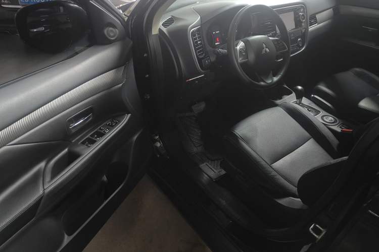Used Mitsubishi Outlander 2014 2.4L 4x4 Deluxe Value Edition 5 Seats Interior 2
