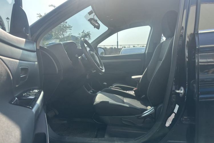 Used Mitsubishi Outlander 2014 2.0L Two-Wheel Drive Sport Value Edition 5 Seats Interior 2