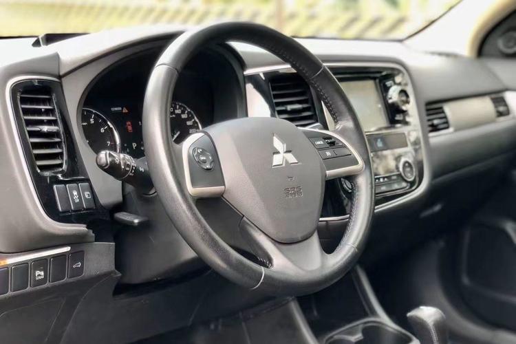 Used Mitsubishi Outlander 2014 2.4L 4x4 Deluxe Value Edition 5 Seats Interior 3