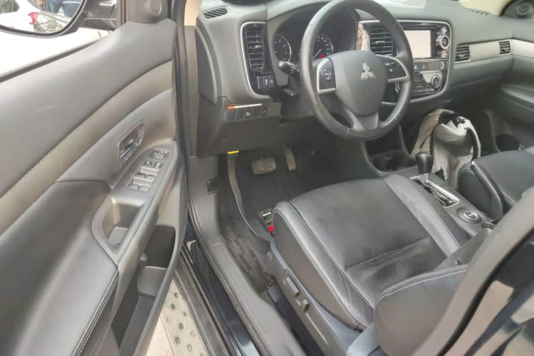 Used Mitsubishi Outlander 2014 2.4L 4x4 Deluxe Value Edition 7 Seats Interior 3