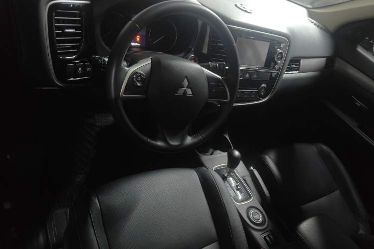 Used Mitsubishi Outlander 2014 2.4L 4x4 Deluxe Value Edition 5 Seats Interior 3