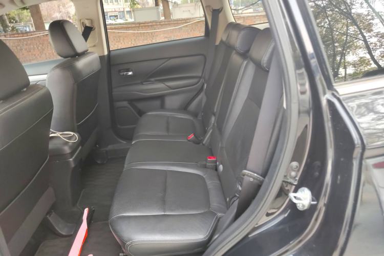 Used Mitsubishi Outlander 2014 2.4L 4x4 Deluxe Value Edition 7 Seats Interior 4