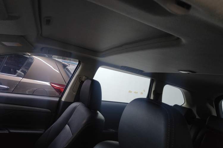 Used Mitsubishi Outlander 2014 2.4L 4x4 Deluxe Value Edition 5 Seats Interior 4
