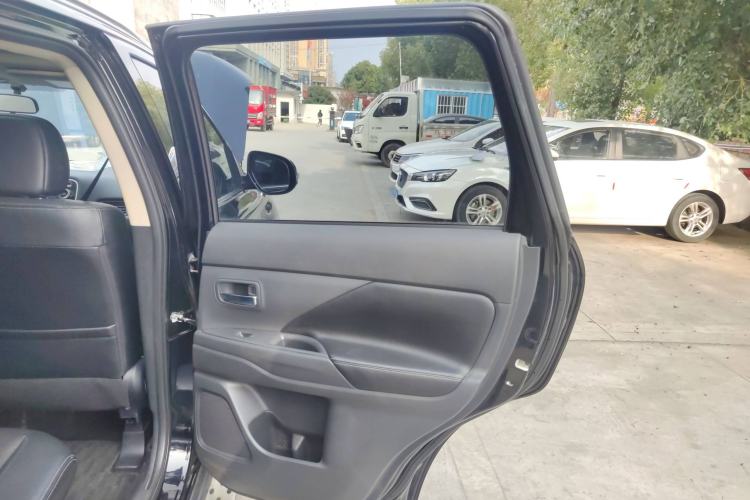Used Mitsubishi Outlander 2014 2.4L 4x4 Deluxe Value Edition 7 Seats Interior 6