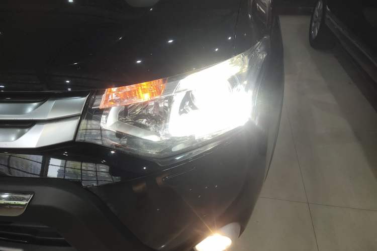 Used Mitsubishi Outlander 2014 2.4L 4x4 Deluxe Value Edition 7 Seats Left Front Headlight