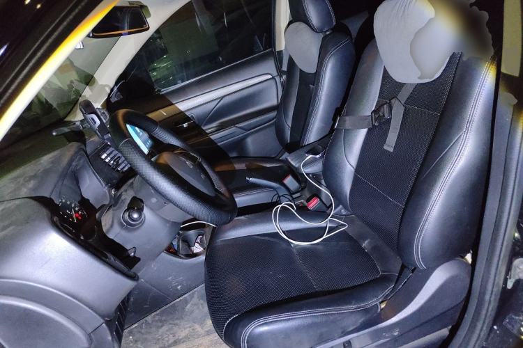Used Mitsubishi Outlander 2014 2.4L 4x4 Deluxe Value Edition 7 Seats Left Front Seat