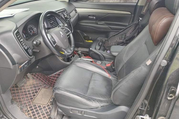 Used Mitsubishi Outlander 2014 2.4L 4x4 Deluxe Value Edition 5 Seats Left Front Seat