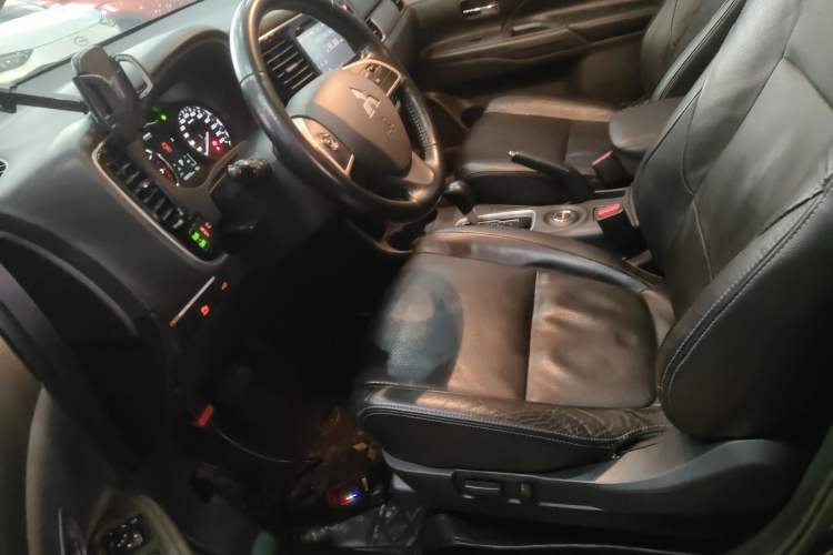Used Mitsubishi Outlander 2014 2.4L 4x4 Deluxe Value Edition 7 Seats Left Front Seat