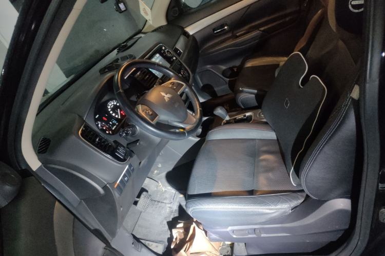Used Mitsubishi Outlander 2014 2.4L 4x4 Deluxe Value Edition 5 Seats Left Front Seat