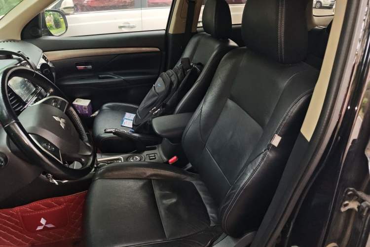 Used Mitsubishi Outlander 2014 2.4L 4x4 Deluxe Value Edition 5 Seats Left Front Seat