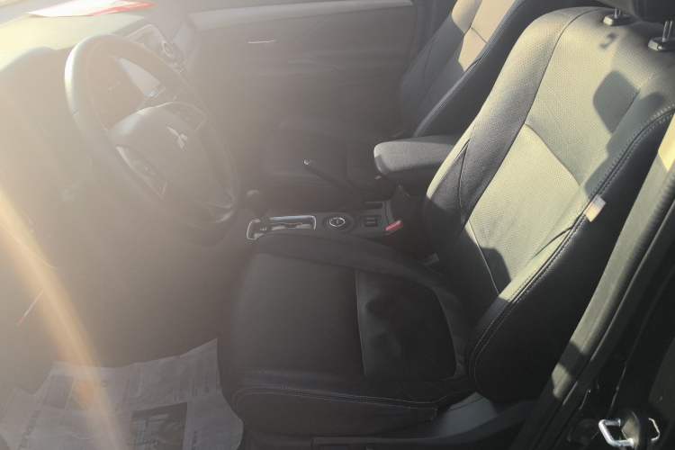 Used Mitsubishi Outlander 2014 2.4L 4x4 Deluxe Value Edition 5 Seats Left Front Seat