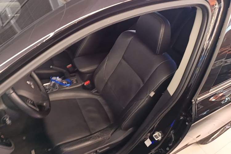 Used Mitsubishi Outlander 2014 2.4L 4x4 Deluxe Value Edition 7 Seats Left Front Seat