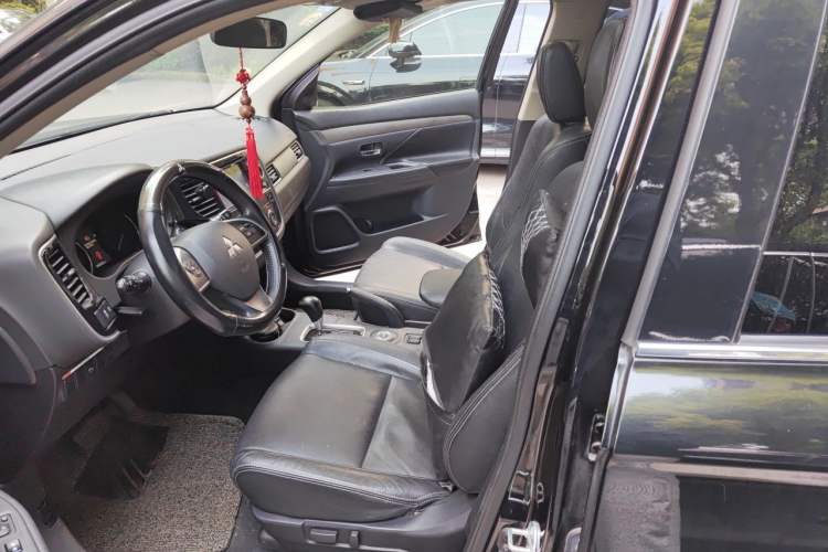 Used Mitsubishi Outlander 2014 2.4L 4x4 Deluxe Value Edition 7 Seats Left Front Seat